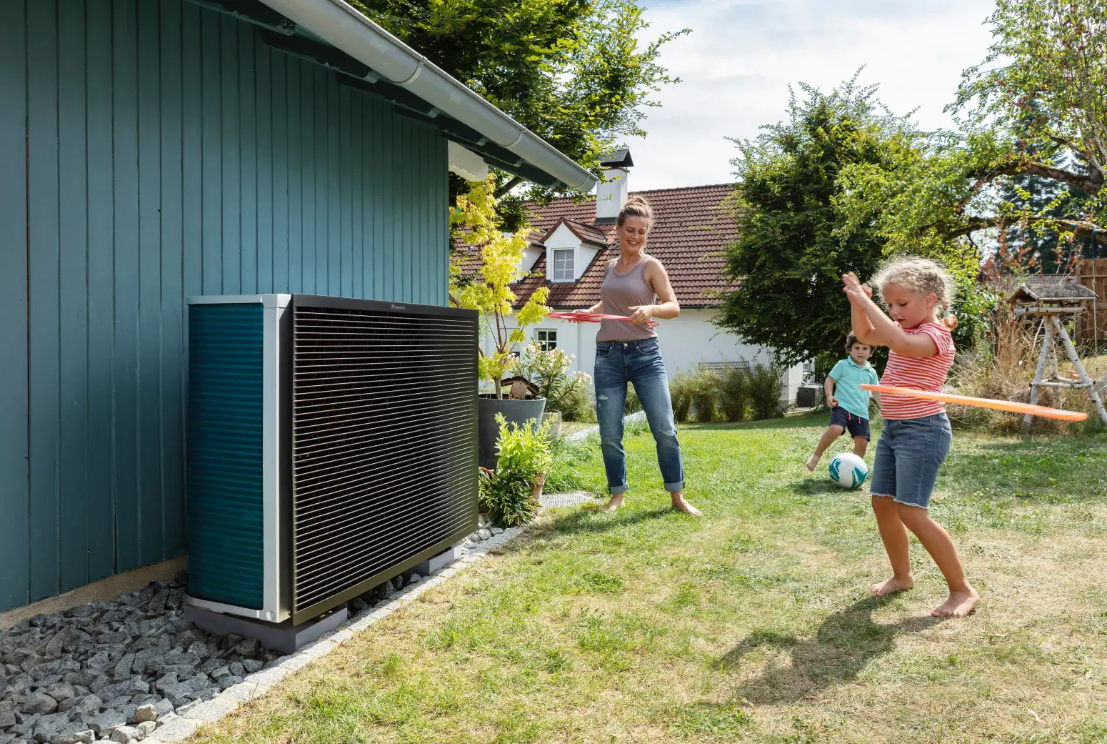 daikin altherma klimeo waermepumpe schuppen kinder frau